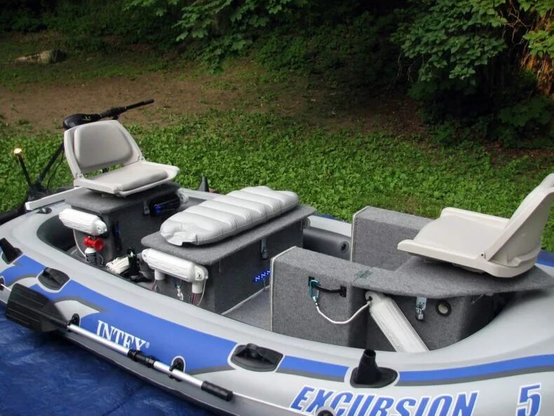 Пластиковый тюнинг. Intex Excursion 5. Intex Excursion 5 с мотором. Лодка ПВХ Excursion 5. Лодка ПВХ трехместная под мотор.