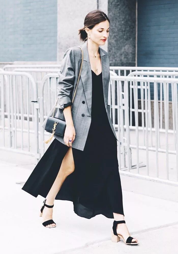 Платье сорочка в бельевом стиле с пиджаком. Платье и пиджак сочетание. Биркенштоки стритстайл. Шелковое платье с жакетом. Платье пиджак одри райт.