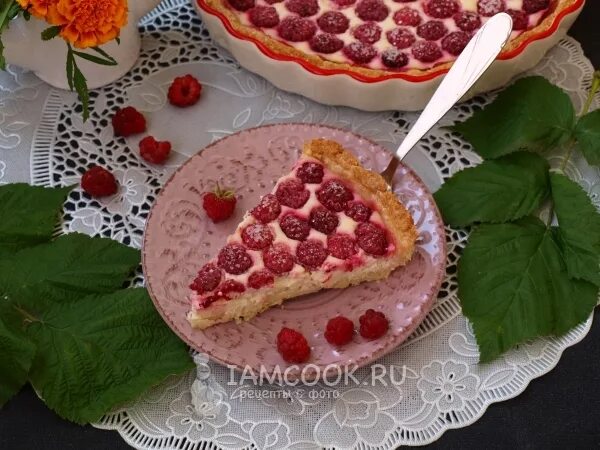 Малиновый пирог с творогом. Творожно малиновый десерт. Торт творожный с малиной. Рецепт пирога с малиной и творожным сыром. Пирог с творогом и малиной.