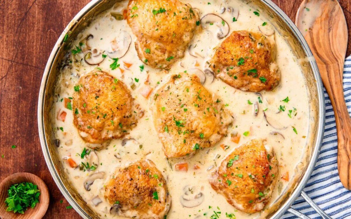 Курица с овощами в сметане