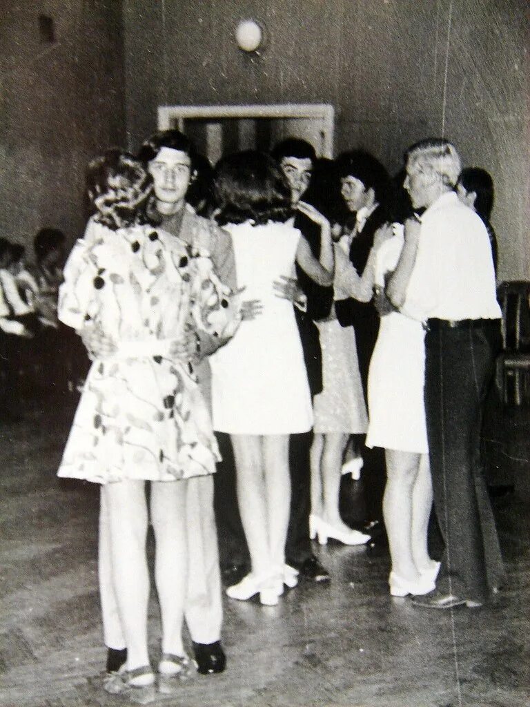 Как танцевали в 80 е. Танцплощадки 70х ссср виа. Ссср 80х пионеры лагерь. Пионер лагерь юность ссср. 70е годы на танцплощадках ссср.