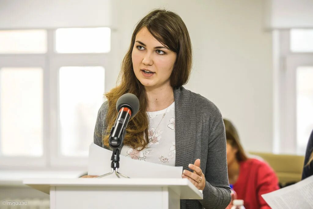 Student speech. Девушка выступает с докладом. Выступление с докладом на конференции. Выступление студента на конференции. Выступающий с докладом.