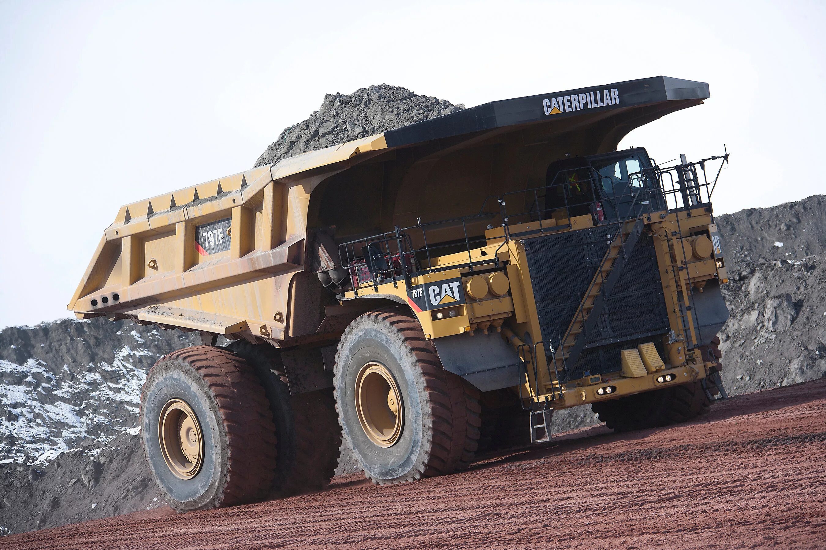 Карьерные самосвалы liebherr t282. Катерпиллер 797f. Немецкий самосвал liebherr t282b. Катерпиллер 797. Белаз-75600 самосвал.