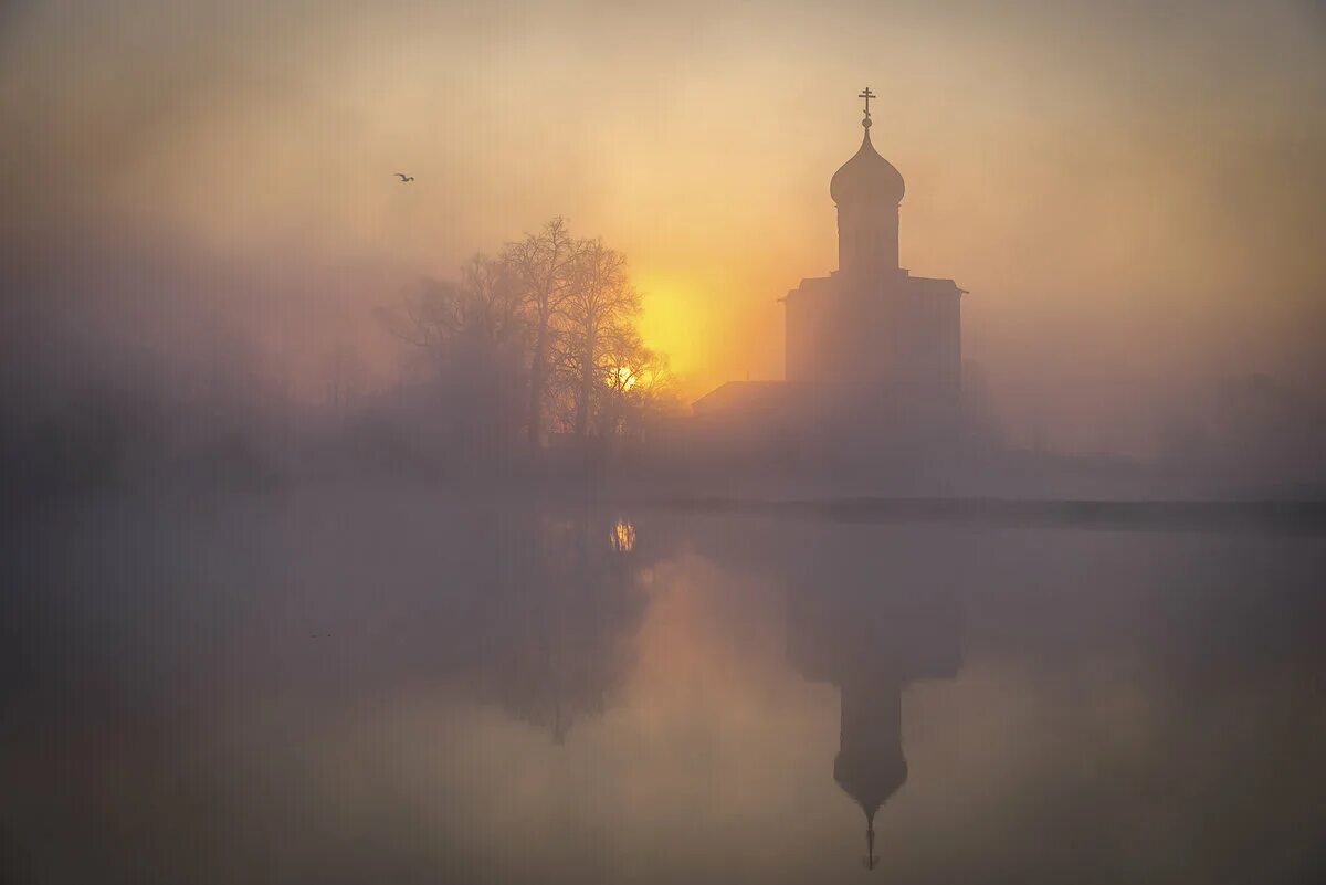 Церквушка у озера синего. Церковь Покрова на Нерли в тумане. Храм Покрова на Нерли туман. Нерли храм во Владимире туман. Церковь Покрова на Нерли Владимирская область.