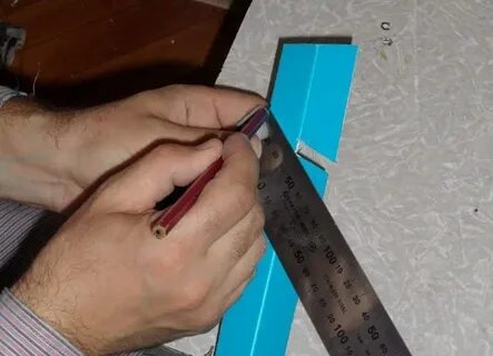 Как правильно клеить уголки на откосы