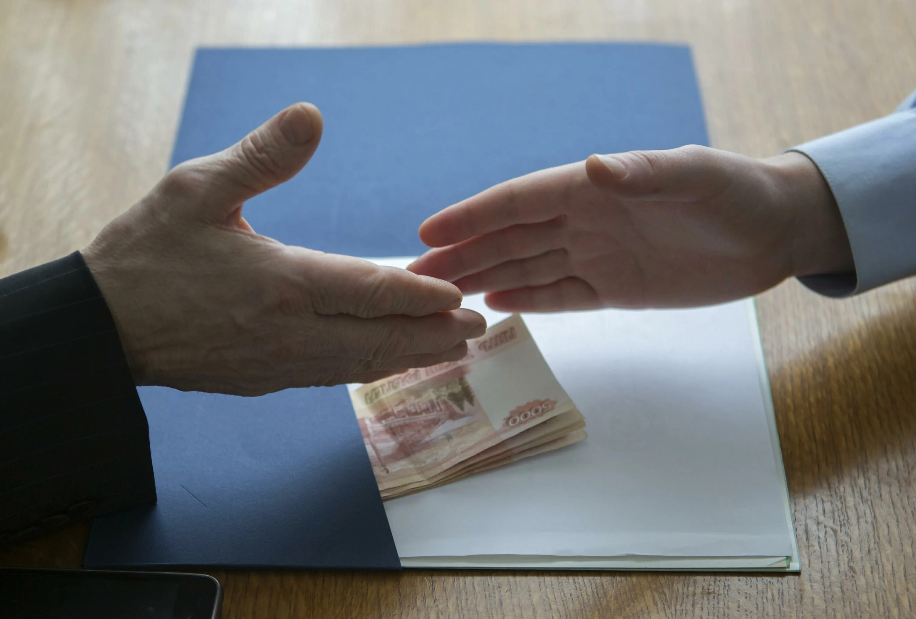Дача взятки работа. Взятка должностному лицу. взятка передача денег. взятка коррупция. коммерческий подкуп.