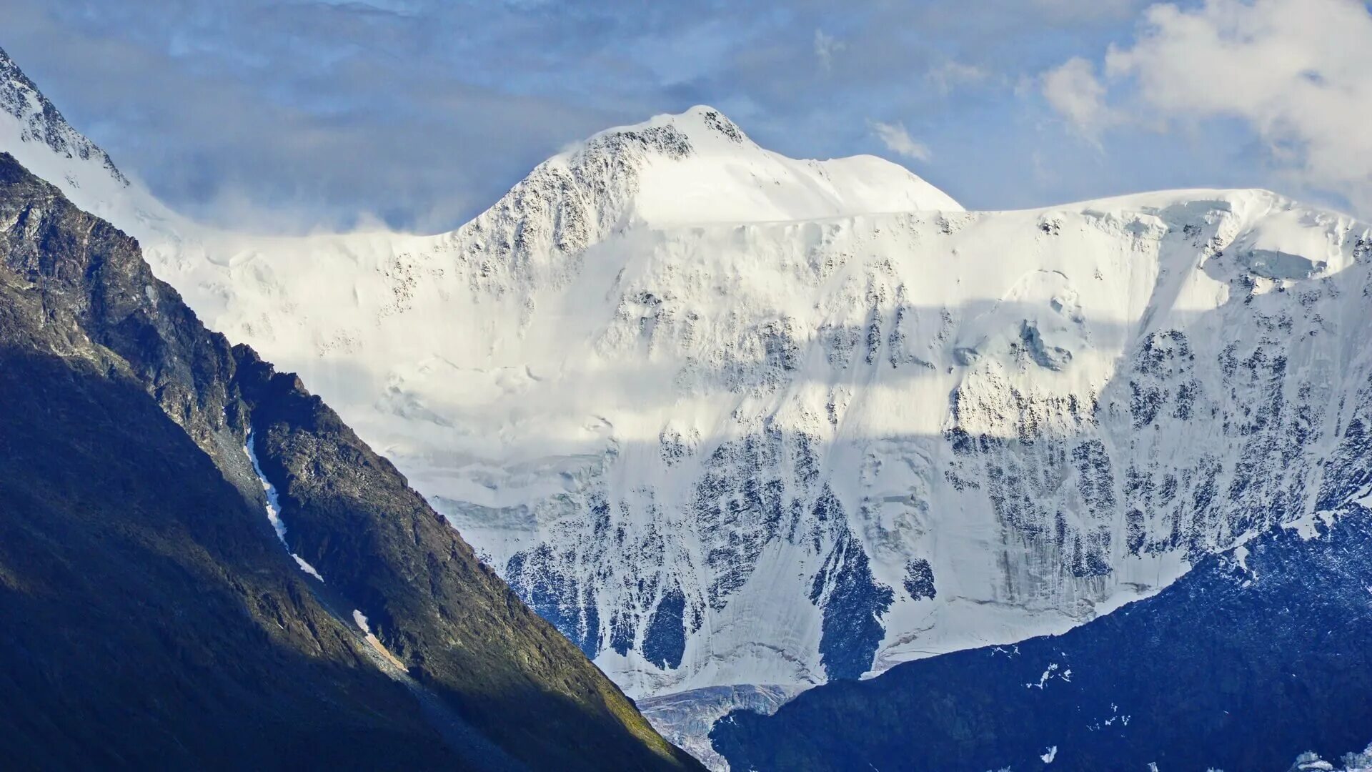Самая высокая вершина сибири гора. Белуха горный Алтай. Гора Белуха. Трехглавая гора Белуха. Гора Белуха Сибирь.