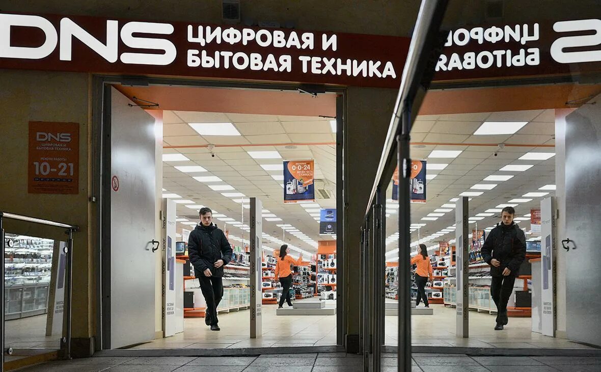 Dns gets. Покупатели днс. сотрудник днс. dns интернет магазин. днс вскрыли.