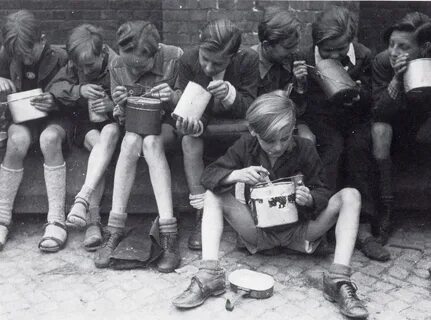 Als Flüchtlingsfamilie aus dem Sudetenland nach Rothenburg gekommen. 