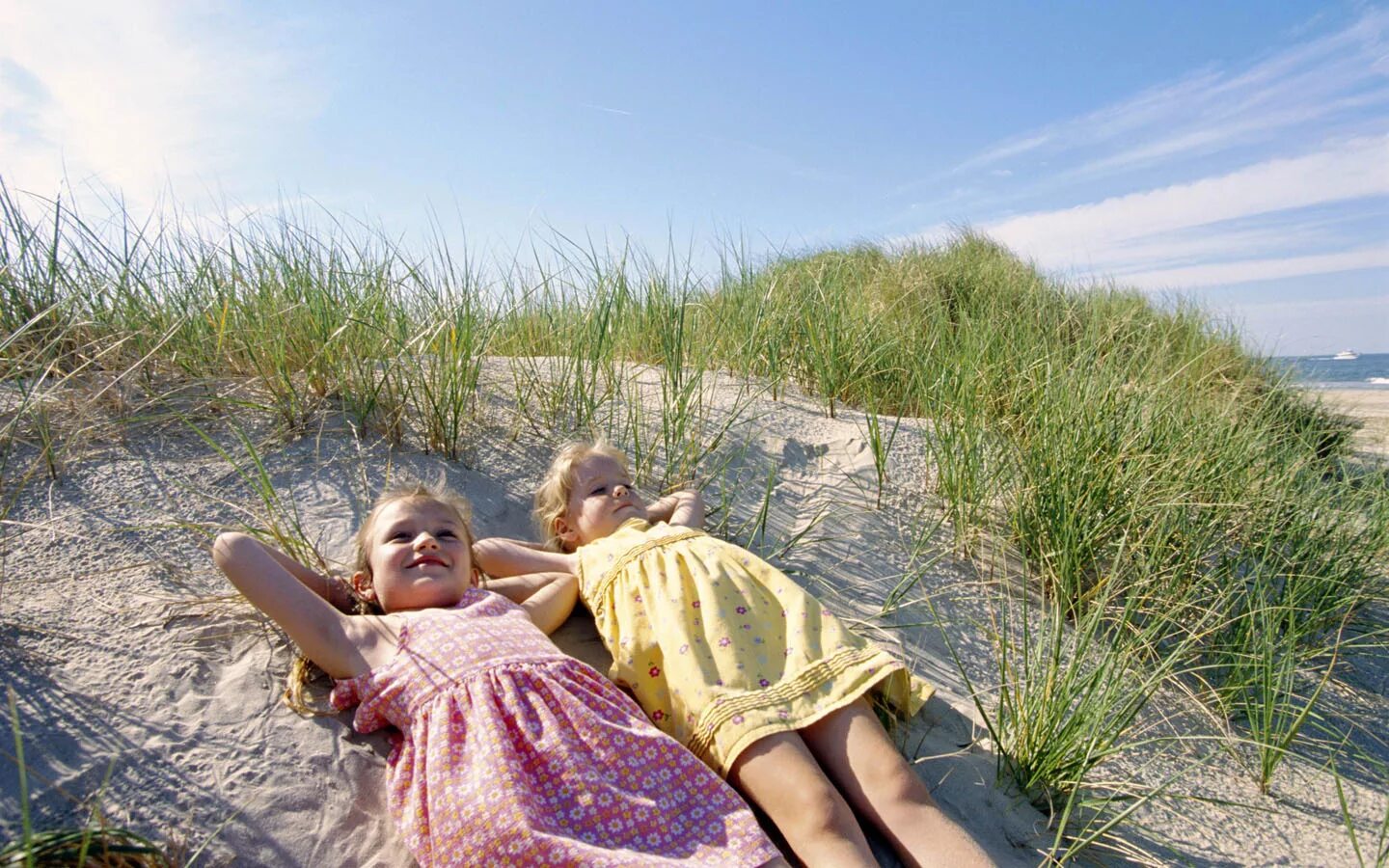 Натуралисты на природе. Девочка семь лет пляж. Мелкая на пляже. Дети позируют на море. Purenudism pictures