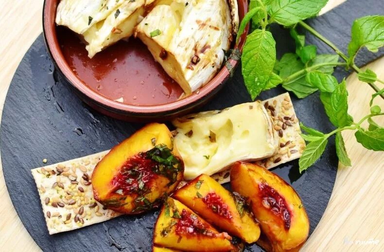 сыр камамбер в духовке.