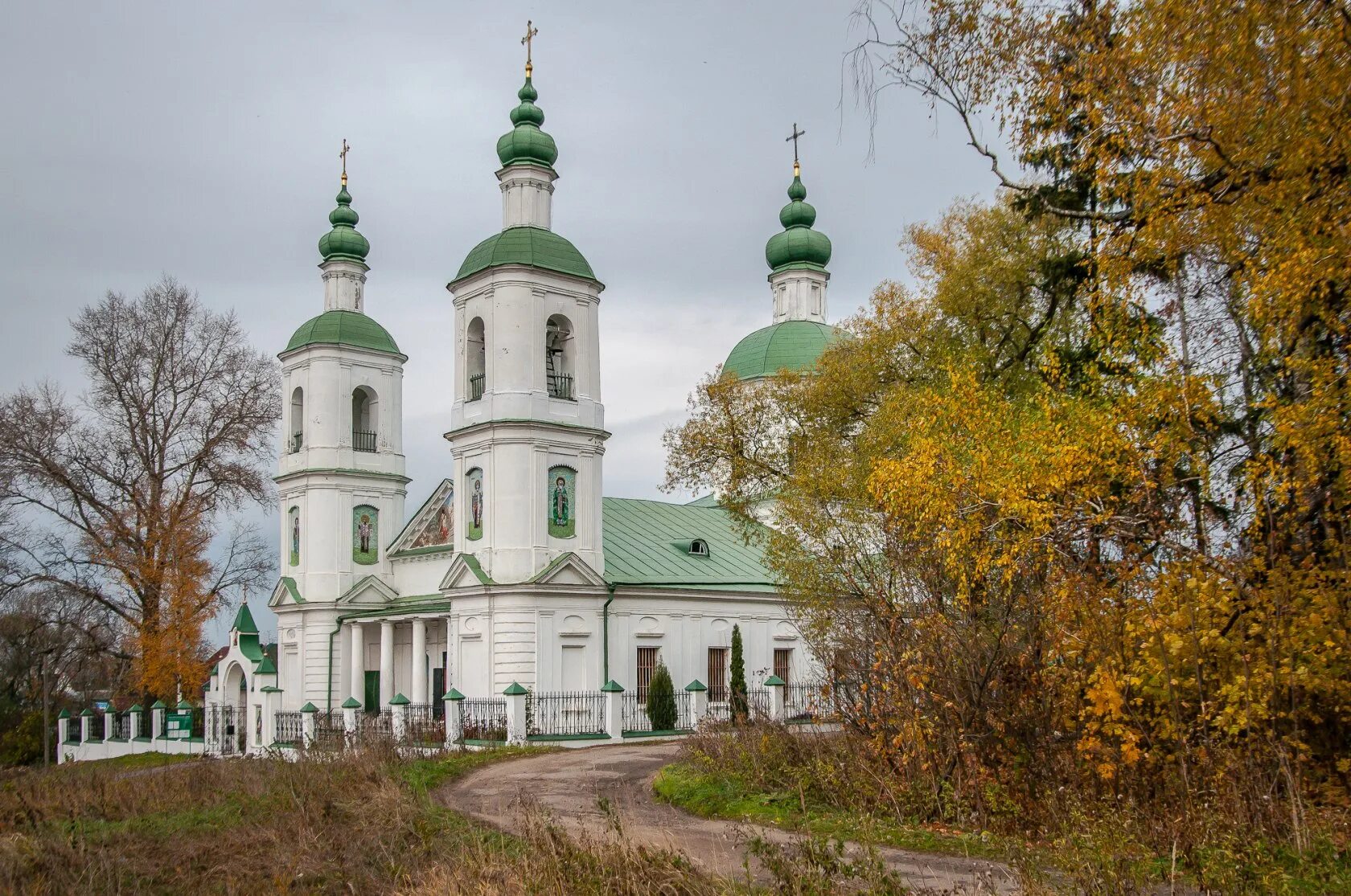 Погода в молодях. Храм в молоди Чеховский район. Усадьба молоди Чеховский район. Церковь в селе молоди Чеховский район. Воскресенский храм села молоди.