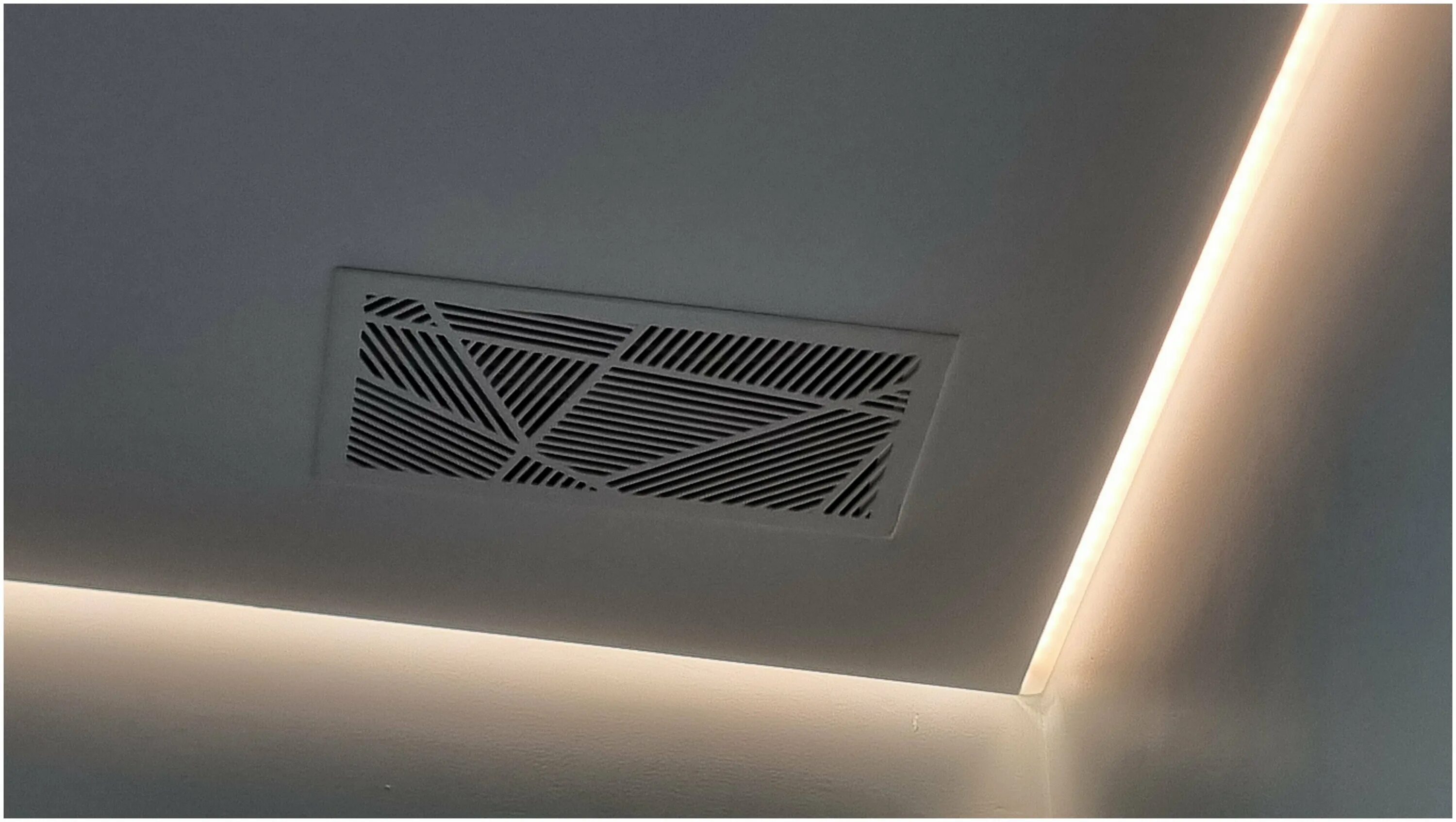 Натяжной решетка. Вентиляционная решётка для натяжного потолка с термокольцом d46 мм. Вентрешетка на натяжном потолке. 7 мм. Вентиляционная решетка d100 натяжной потолок.