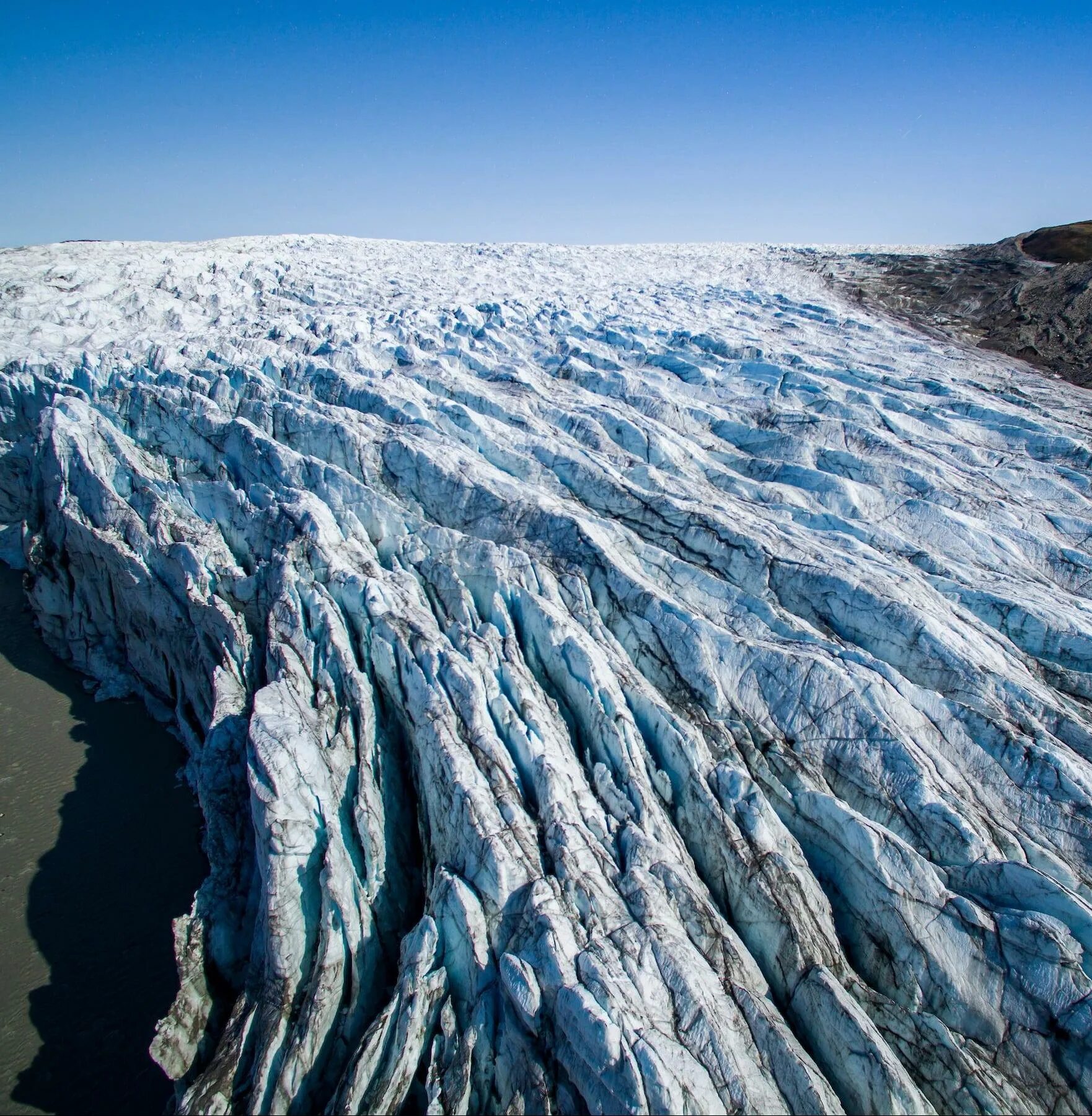 Большой остров покрытый льдами. Ледники Гренландии. Гренландия Ледовый щит. Ледники Гренландии 2021. Таяние ледников в Гренландии.