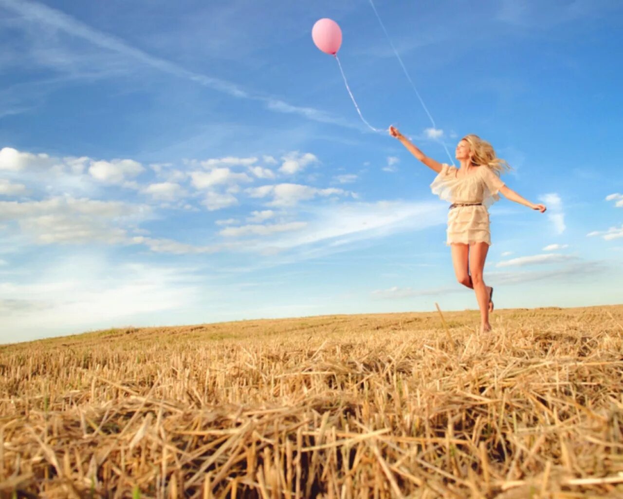 Be happy away. Девушка счастье. Счастливая девушка. Счастливая блондинка. Счастливая девушка блондинка.