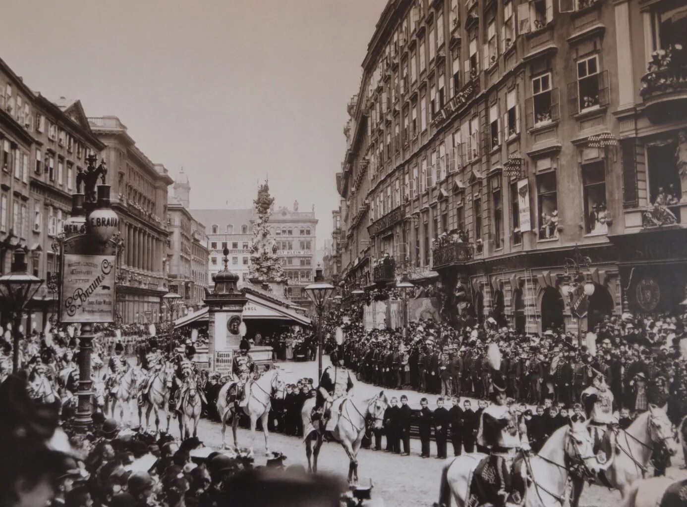 Париж во второй половине 20 века. Шанхай 1910. Эйфелева башня в 1888 году. Во второй половине xx столетия. Шанхай 19 века.