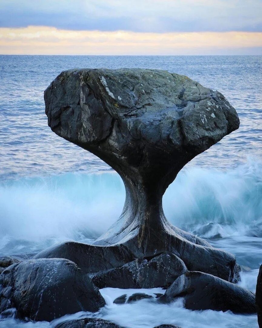 Камень Kannesteinen Норвегия. Вода камень точит. Необычные скалы. Скалы необычной формы. Содержание воды в камне