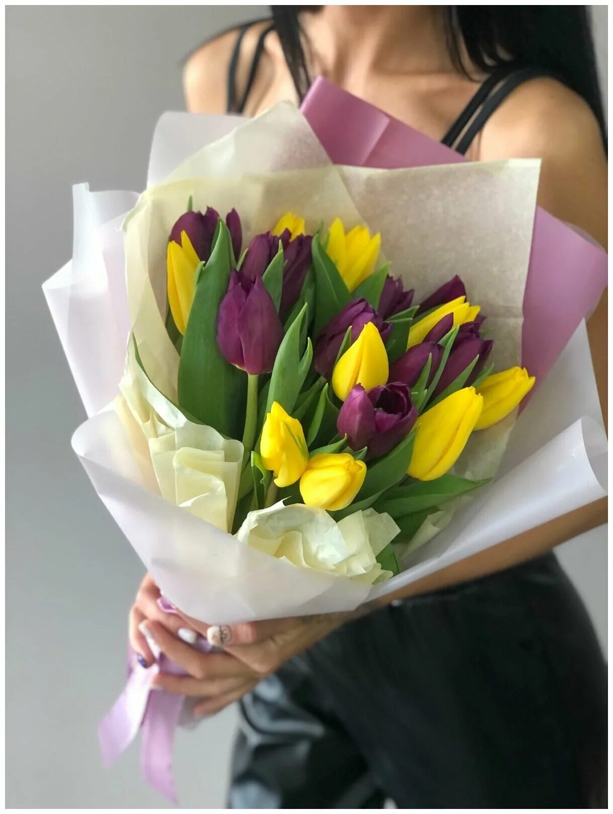 Букет тюльпанов в крафте. Букет из 15 белых тюльпанов megaflowers. Тюльпаны букет 15шт крафт. Букет из 17 тюльпанов. Букет тюльпанов.
