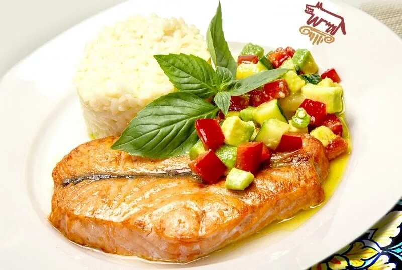 говядина с овощами гриль. Entrecote steak. бифштекс с овощами. аппетитные мясные блюда. блюдо тарелка.