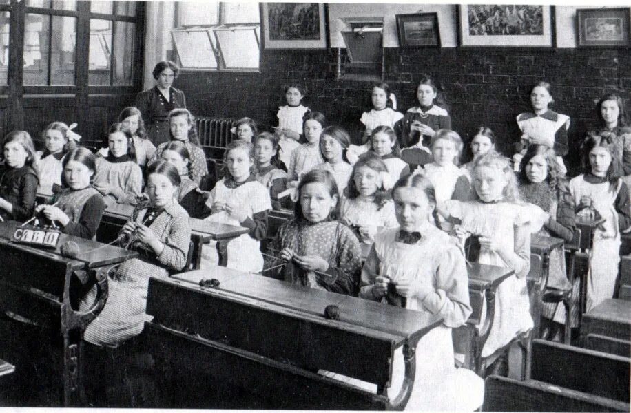 History school. Classroom 18 век. Западные школы 1920. Victorian Classroom. Медсестерские школы 1920.