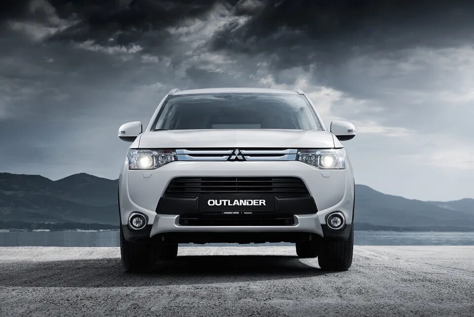 Где на mitsubishi outlander. Мицубиси Аутлендер 3. Митсубиси Аутлендер 2013. Внедорожники Митсубиси Аутлендер. Mitsubishi Outlander 14.