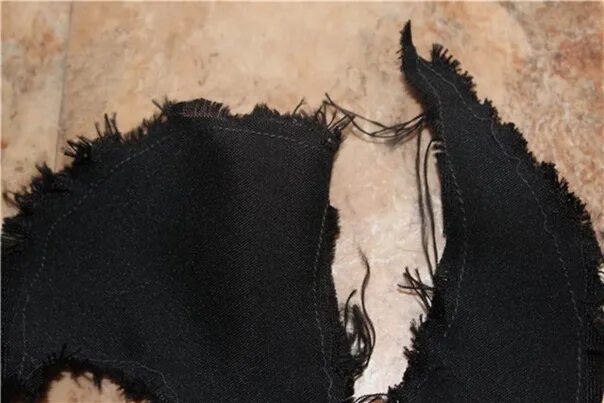 Эти легкие похожи на мой черный рваный. Кусок рваной ткани. Рваный край ткани. Порванная черная ткань. Рваная тряпка.