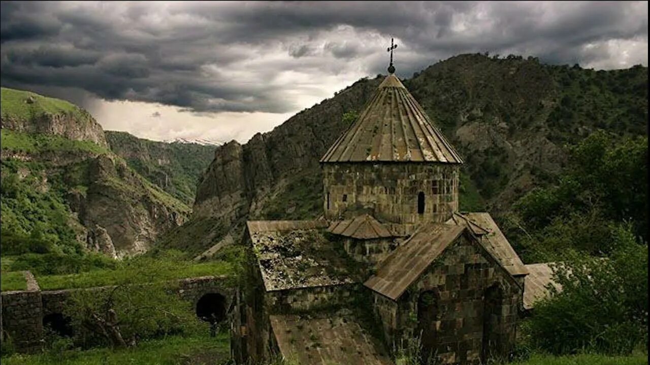 Монастырь Гндеванк. Армения гндеванг Гндеванк монастырь. Село Гндеваз Республика Армения. Село Гндеваз монастырь Гндеванк.