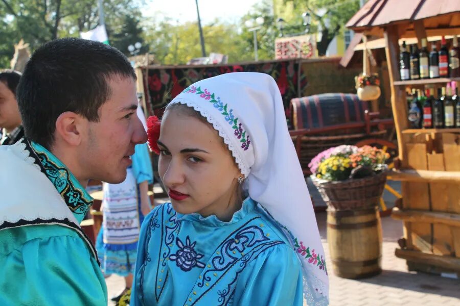 Гагауз это. Национальный костюм гагаузии. Гагаузия гагаузы. Жители гагаузии. Нация гагауз.