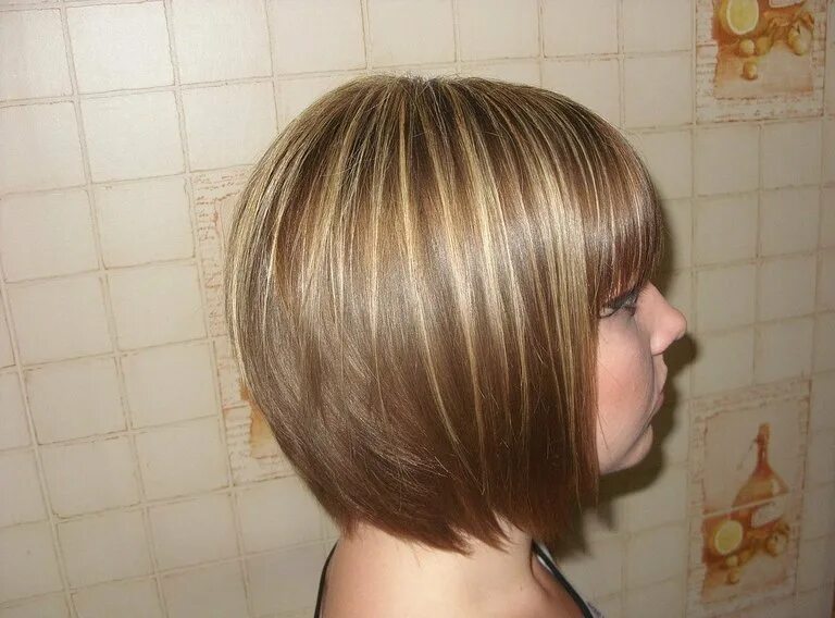 Мелирование под волосами. Мелирование на шапочку на темные волосы. Шапочное мелирование. Мелирование шапочкой на темные. Мелирование через шапочку на темные волосы каре.