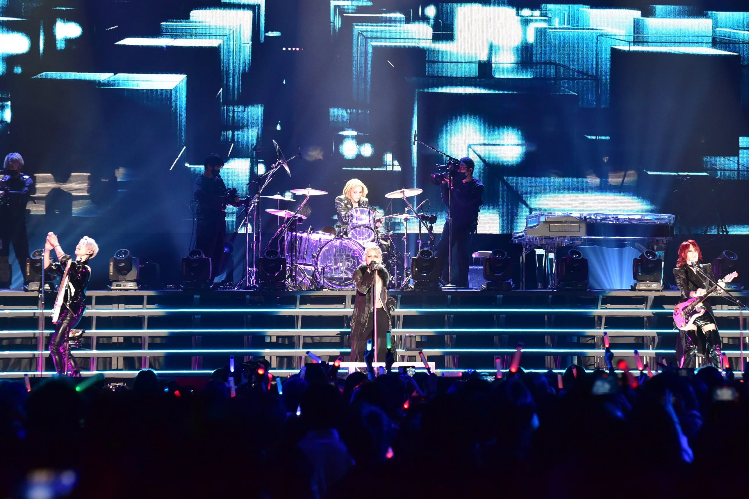 концерт токио хотел 2022 видео. Tokyo dome concert. концерты в токио. Tokio hotel концерт в москве. выступление 2 pm в женской одежде.