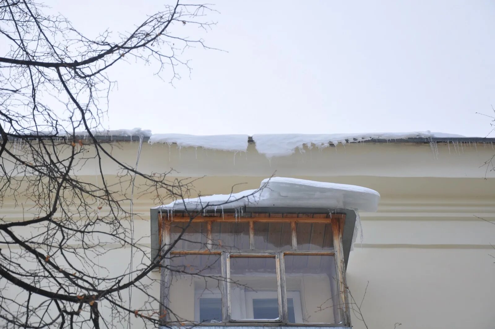 Крыша дома была давно не крашена. Крыша дома была давно не крашена