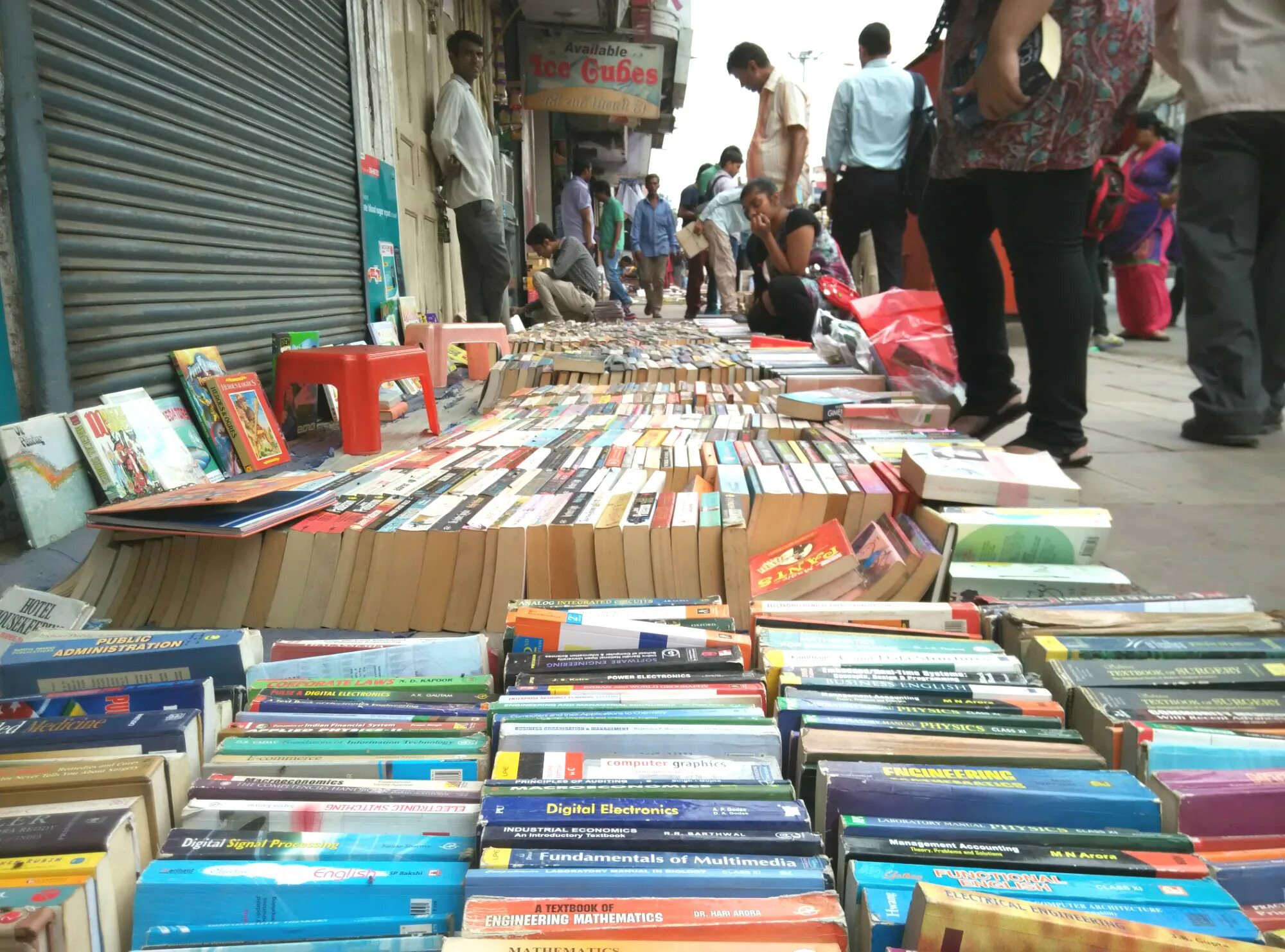 Книжный рынок. Книжный рынок в ираке. книжный базар. книжный рынок в иране.