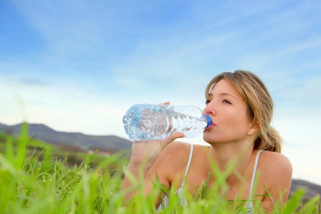 Пить воду. Питье воды. Девушка пьет воду жара. Вода и человек. Топ питьевой