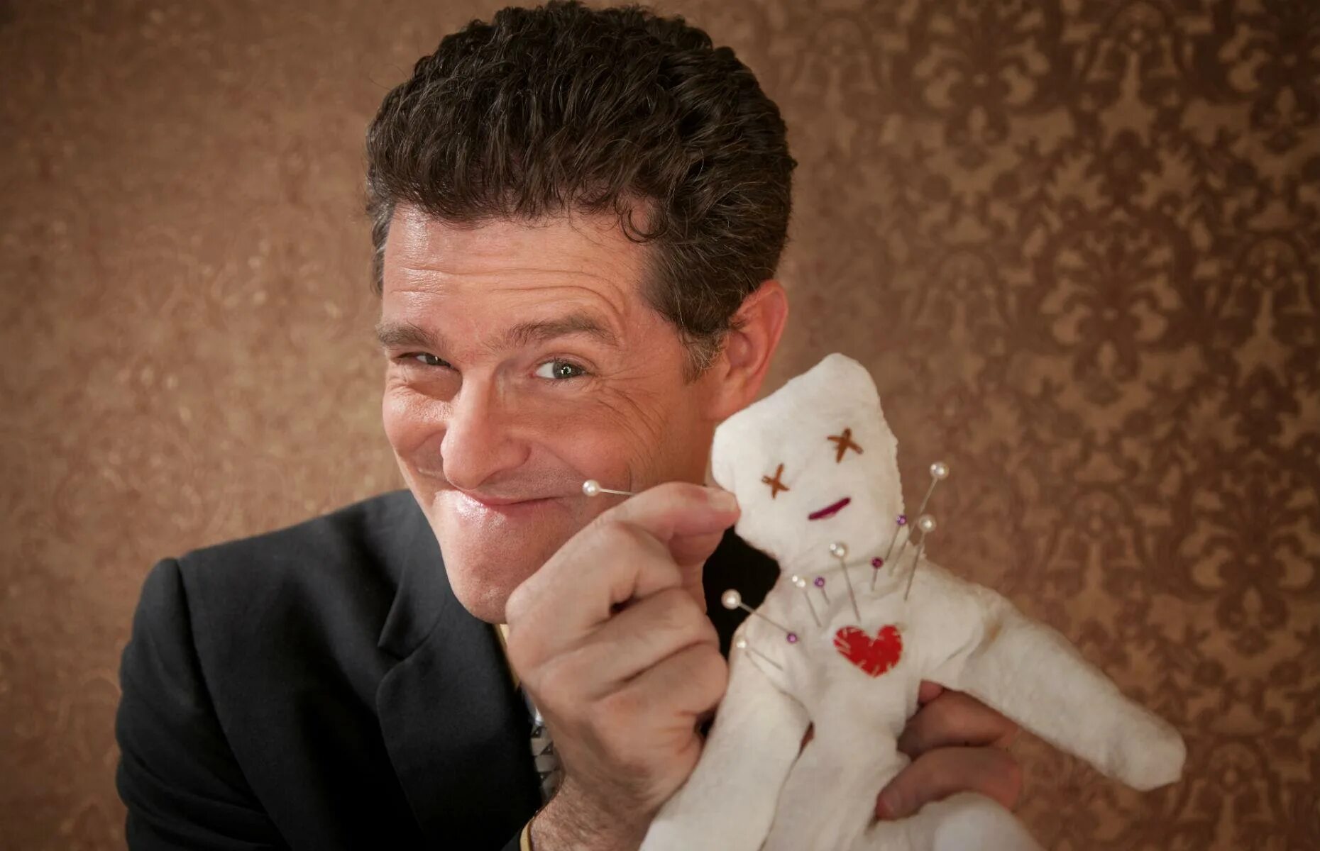 Расстроенный мужчина. Изменяет парню. Мстительный человек. Мужчина мстит. Мстительный человек фото.