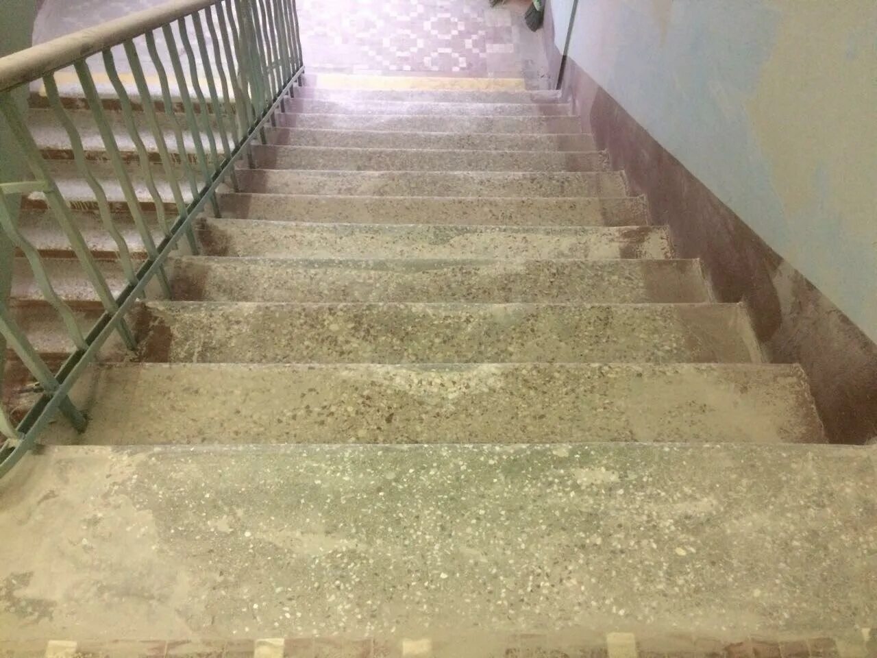 Сколы на ступенях лестницы. Бетонная лестница в подъезде. Сколы на ступенях лестничных маршей. Дефекты железобетонных лестниц.