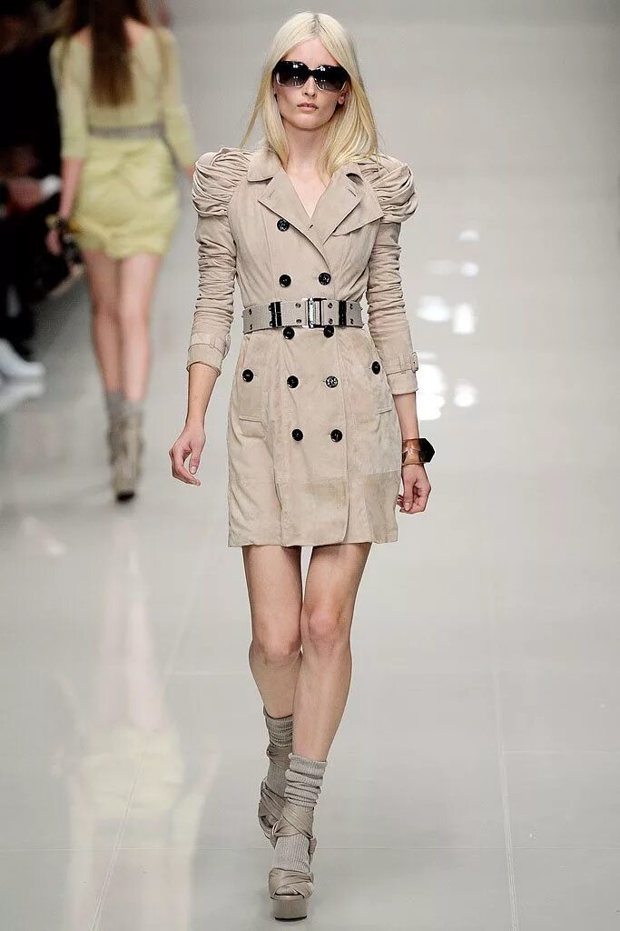 Burberry Prorsum тренч. Плащ Burberry Prorsum. Коллекция Burberry 2010. Burberry Prorsum кожаный плащ. Модный женский плащ фото