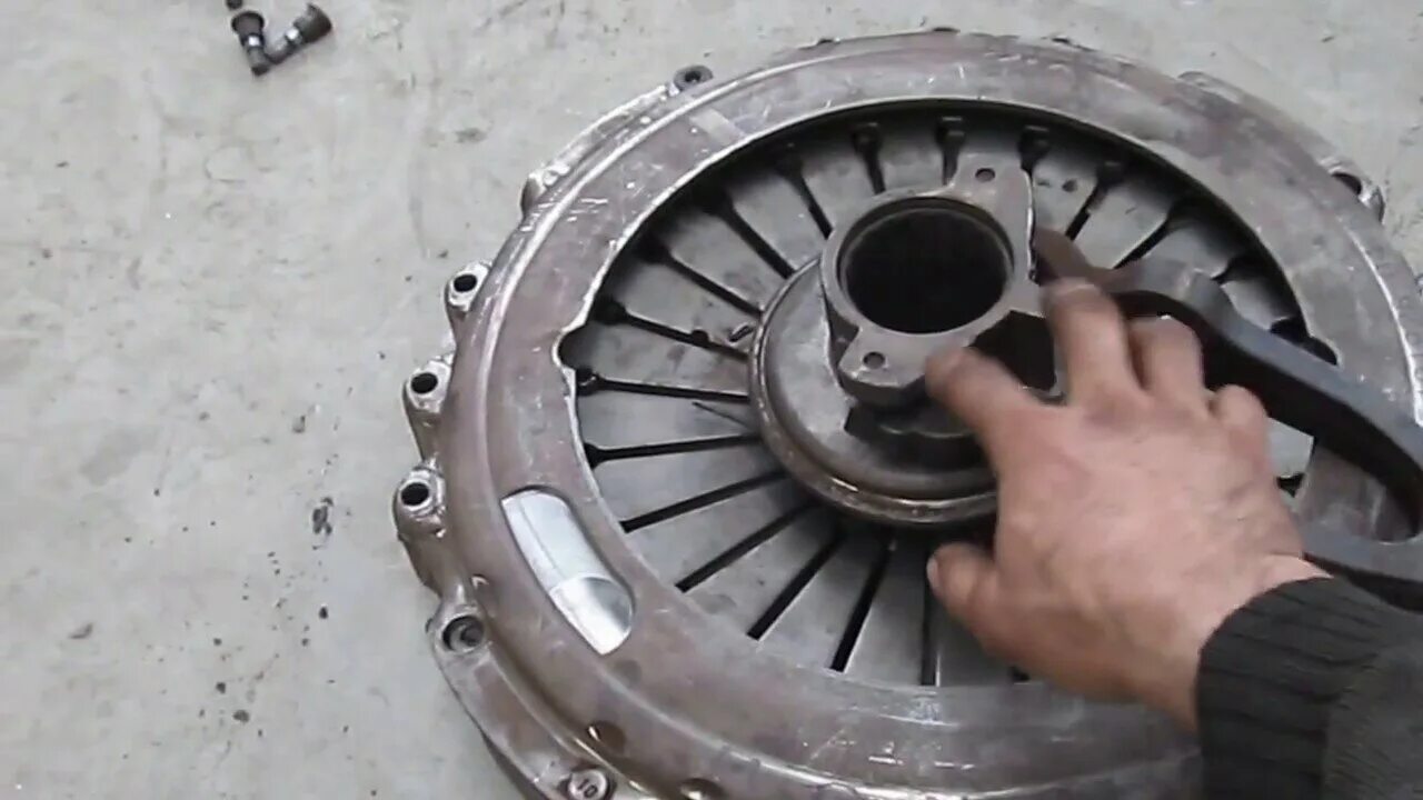 диск сцепления камаз зф16. выжимной подшипник на маз с однодисковым сцеплением. снятие выжимного подшипника ямз 238. демонтаж вилки сцепления кпп zf 9s1310. корзина сцепления камаз 6520 коробка zf.