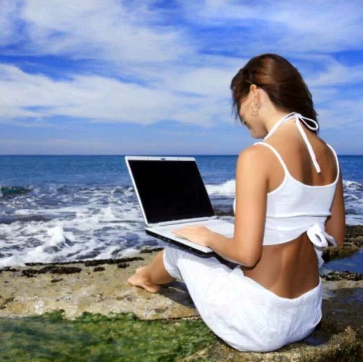 Интернет работа 12. Работа в интернете. объявление на удаленную работу. девочка за компьютером со спины. девушка с ноутбуком.