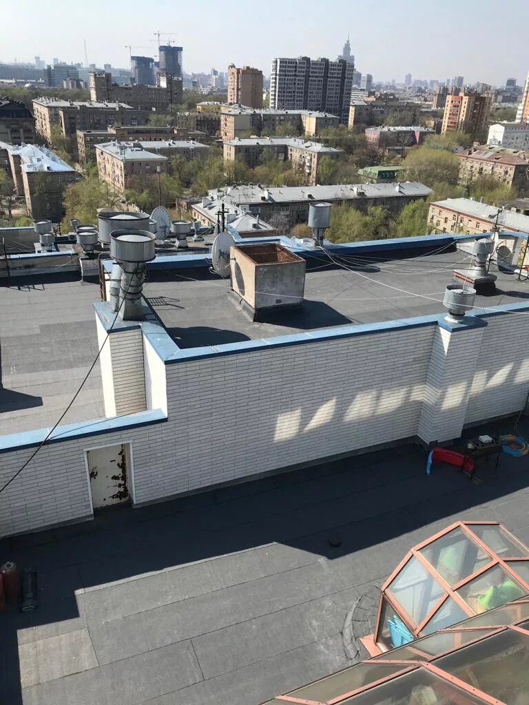 кровля в многоэтажных зданиях. многоэтажный дом со скатной кровлей. кровля иваново. крыша многоэтажного дома. дом с жилой крышей.