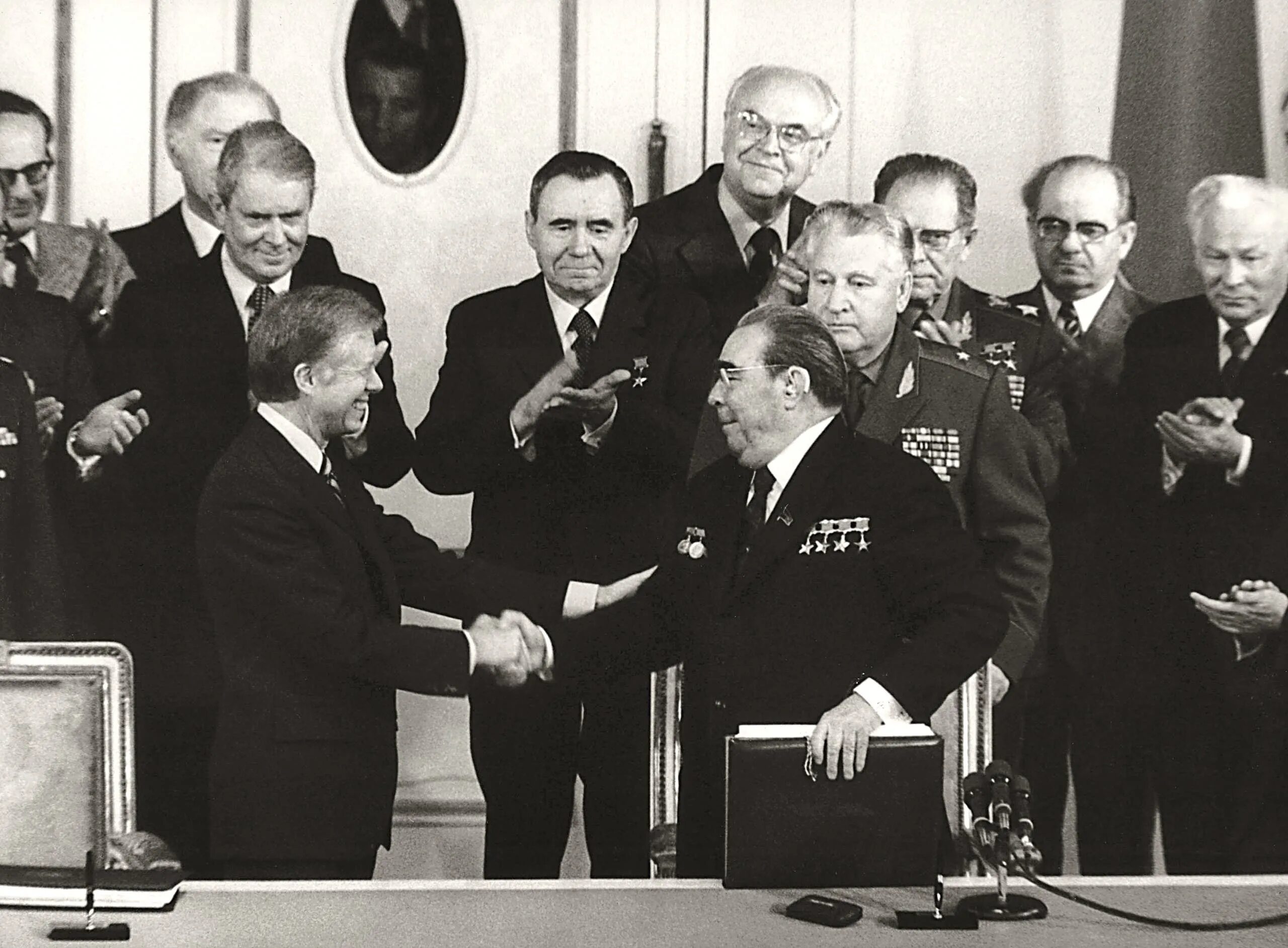 Достижение военно стратегического паритета с сша. Брежнев и Картер подписание осв 2. Подписание осв 1 Брежнев и Никсон. Осв-2 Брежнев и Картер. Осв-1 Брежнев Никсон 1972.