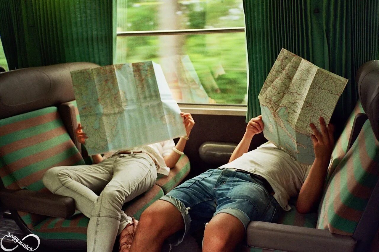 Чтение про путешествие. Путешествие с любимым человеком. Мужчина и женщина в поезде. Чтение это путешествие. Парень и девушка читают книгу.