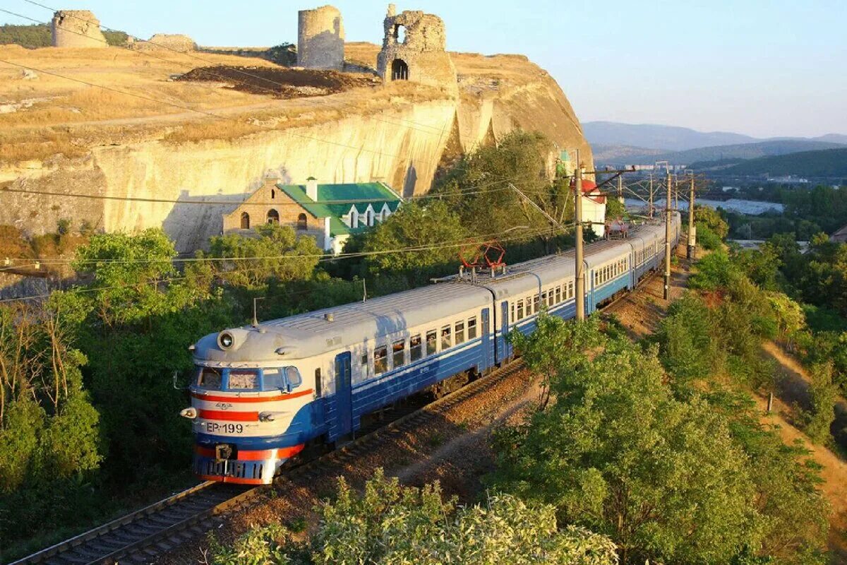 Едут ли поезда в крым. Крымская железная дорога Севастополь. Крымская железная дорога в Симферополе. Мекензиевы горы Севастополь. Крымская железная дорога Симферополь-Севастополь.