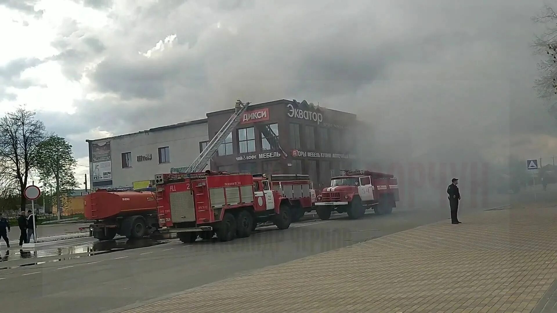 Погода жуковка на 3 дня брянской области. Пожар в Жуковке Брянской области. Пожар в Жуковке Брянской области Дикси. Экватор Жуковка пожар. Пожар в ТЦ.