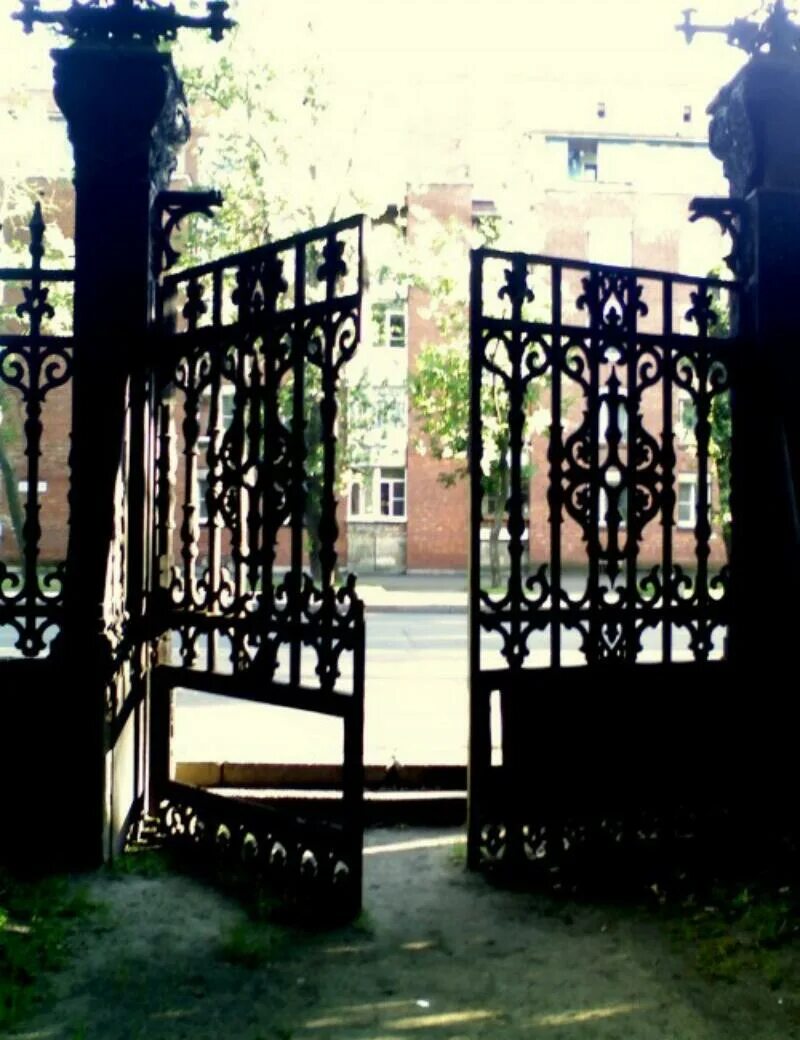 Старинные кованые ворота. Калитка из чугуна. Чугунные ворота 5 1 3. Чугунные ворота. Литые ворота.