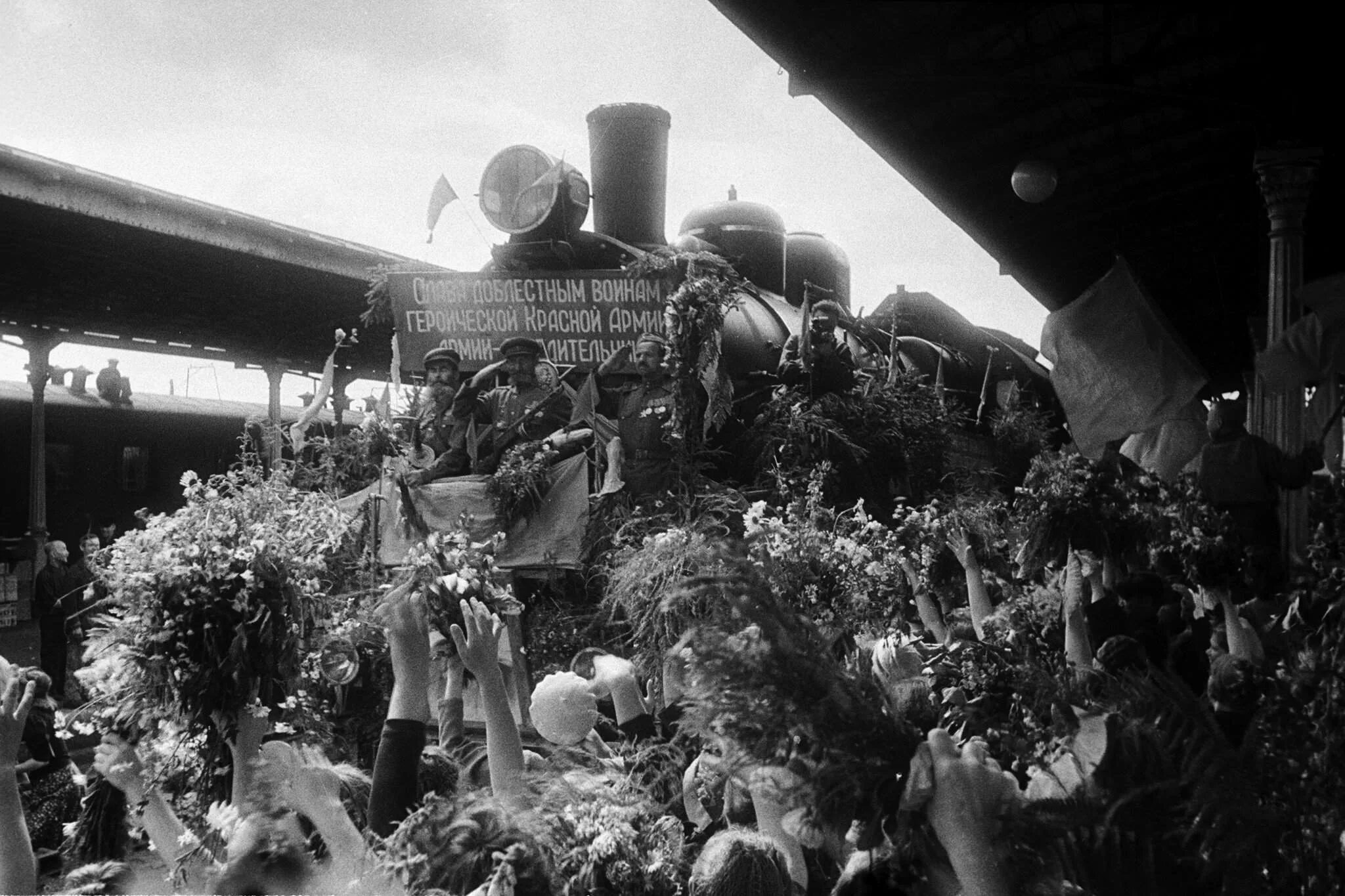 Первый поезд победы 1945. Вокзал победы. Ретро поезд победа. Поезд эшелон победы пермь. Белорусский вокзал паровоз победы.