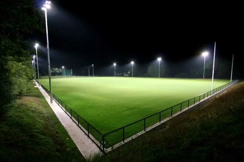 Освещение спортивных сооружений. Прожектор для освещения футбольного поля 210000лм. Мачта освещения футбольного поля. Высота мачты освещения футбольного поля. Освещение стадиона.