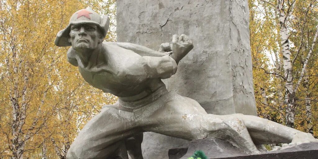 В каком году установлен памятник. Памятники поселка сосьва. памятник красноармейцу. памятники в сосьве серовского района. сосьва поселок памятник красногвардейцам.