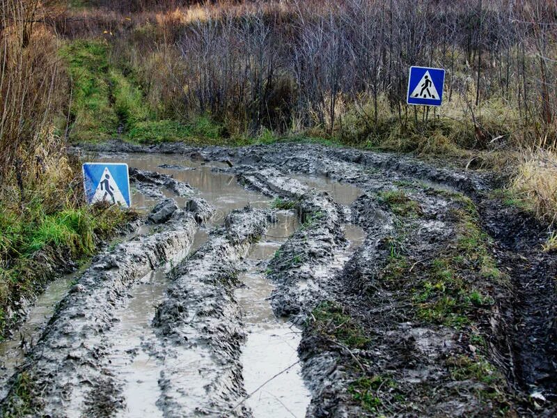 Грязная дорога. Грязны ежороги. Грязь на дороге. Грязная Разбитая дорога.