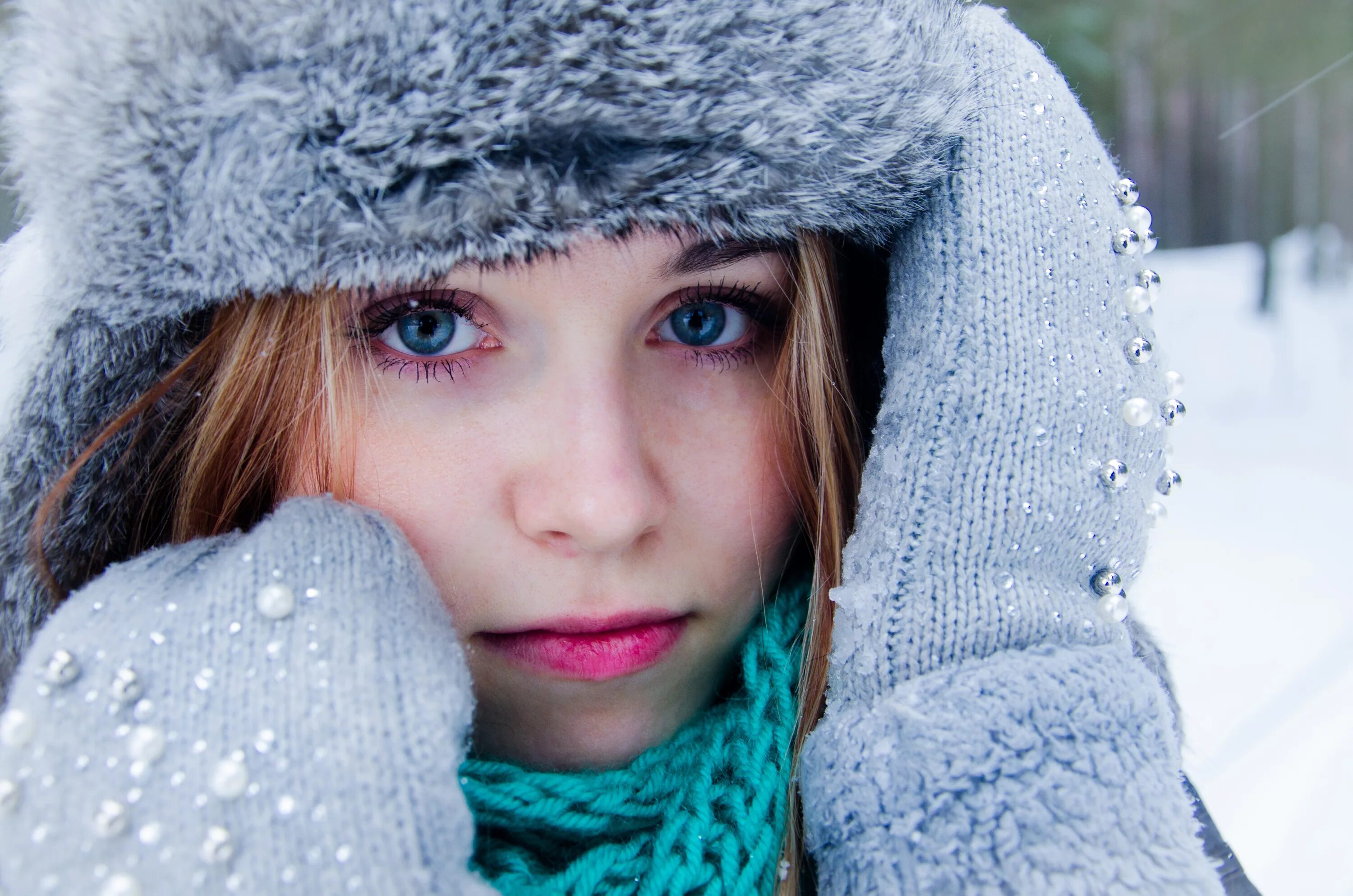 Голубоглазая сестра. Девушка зимой. Девушка в инее. Красивая девушка зима. Девушка глаза зима.