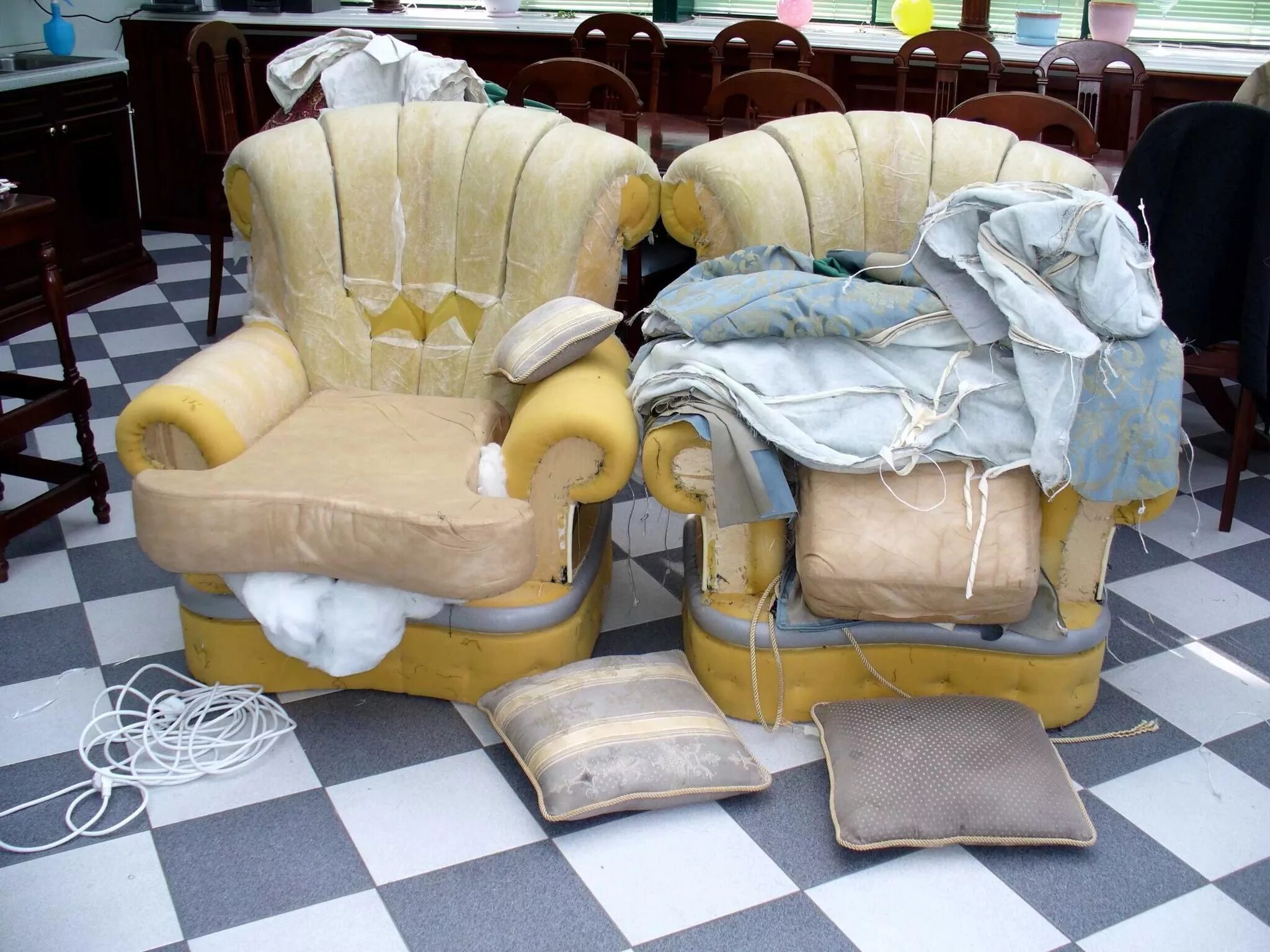 Старое мягкое кресло. Обтяжка кресла. Перетянуть кресло. Перетянут старое ь кресло. Ремонт реставрация мебели